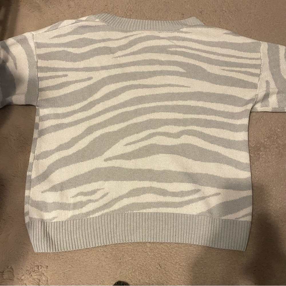 Anthropologie Varley Calvert Striped Oversized V-Neck Sweater Gray Zebra Size M - Picture 11 of 11